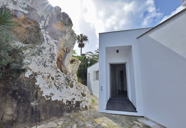 Entre Rocas - Acceso vivienda- 1ªplanta