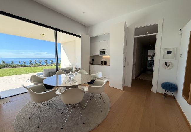 Adamar - Cocina, comedor y acceso al ala derecho dormitorios