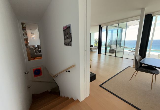 Adamar - Escalera a planta baja