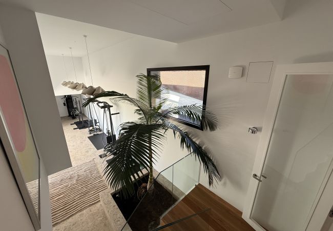 Adamar - Escalera acceso a dormitorio y bajada al gym