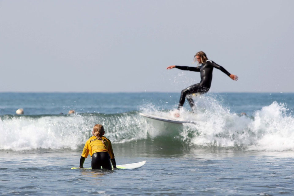 Imagen de personas prácticando Surf en Zahara